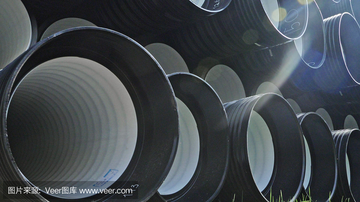 成品塑料管倉庫,工業戶外儲存場地。生產塑料水管的工廠。