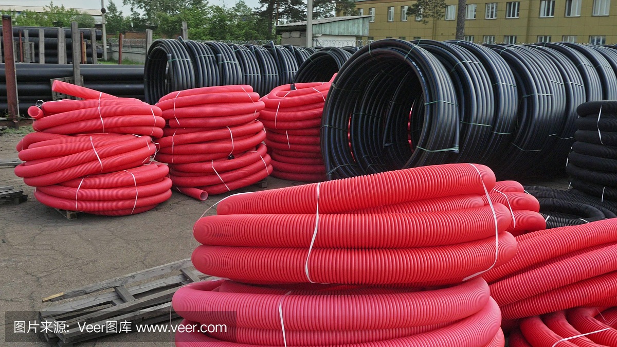 成品塑料管倉庫,工業戶外儲存場地。生產塑料水管的工廠。